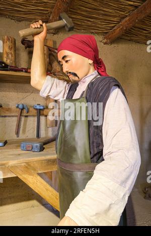 Blick auf einen traditionellen, alten, lokalen kasachischen Schmied mit Arbeiter. In der alten Festung, Zitadelle Museum in Shymkent, Kasachstan. Stockfoto