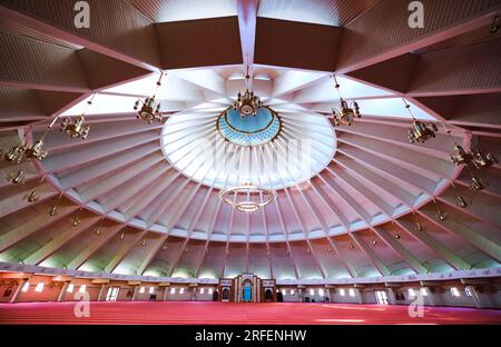 Innenansicht des riesigen, großen, luftigen, gerippten Kuppeldesigns, Stil, Struktur mit rotem Teppich zum Beten. In der Scheich-Khalifa-Moschee in Shymkent, Kaz Stockfoto