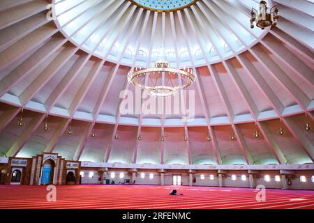 Innenansicht des riesigen, großen, luftigen, gerippten Kuppeldesigns, Stil, Struktur mit rotem Teppich zum Beten. In der Scheich-Khalifa-Moschee in Shymkent, Kaz Stockfoto