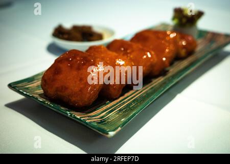 Süßes und saures Schweinefleisch. Fusionsküche. Stockfoto