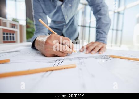 Ingenieure konstruieren gemäß Zeichnungen und arbeiten bei der Strukturanalyse von Projekttypen zusammen. Stockfoto