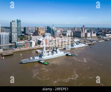 Die Kriegsschiffe HMS Defender und FS Bretagne legen am Pier Head in Liverpool, England, an Stockfoto