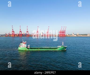 Der Tanker fährt Liverpool2 Container-Dock-Gantry, Liverpool, Merseyside, England Stockfoto