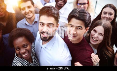 Eine vielfältige Gruppe von Jugendlichen, die zusammenstehen Stockfoto