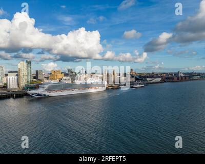 Aus der Vogelperspektive sehen Sie das Kreuzfahrtschiff MS Emerald Princess, das an einem sonnigen Tag in Merseyside, England, am Ufer von Liverpool angelegt hat Stockfoto