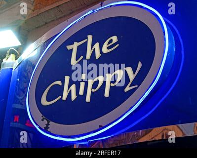 Eine britische Institution, das „Chippy - Neon“-Schild vor einem Fish and Chips Shop, 78-80, St Mary St, Cardiff, Wales, UK, CF10 1FA Stockfoto