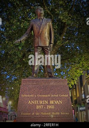 Statue von Aneurin Bevan, 1897-1960, Gründer des National Health Service NHS, von Robert Thomas, Queen Street, Cardiff, Wales, UK, CF10 2BU Stockfoto