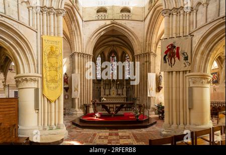 Langrune-Sur-Mer, Frankreich - 07 18 2023: Blick auf den Altar in der St. Martins Kirche Stockfoto