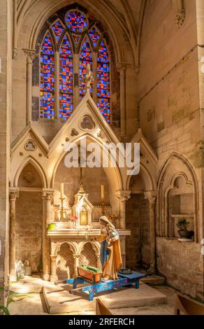 Langrune-Sur-Mer, Frankreich - 07 18 2023: Blick auf den Altar in der St. Martins Kirche Stockfoto