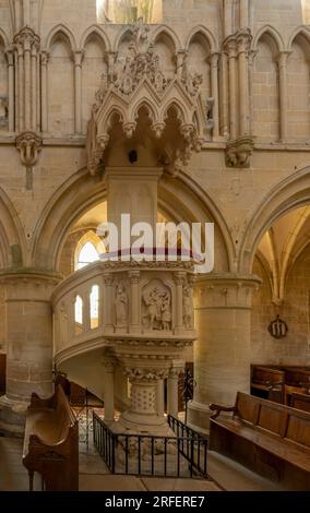 Langrune-Sur-Mer, Frankreich - 07 18 2023: Blick auf die Kanzel in der St. Martins Kirche Stockfoto