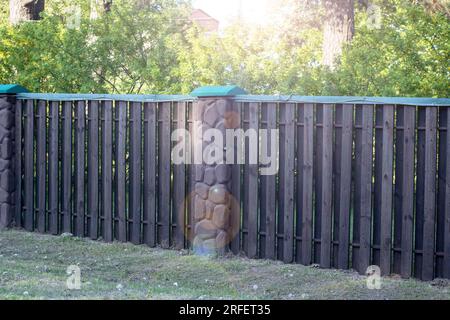 Großer Metallzaun eines Privathauses aus der Nähe Stockfoto