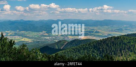 Blick vom Suchy Hill in den Mala Fatra Bergen in der Slowakei während des wunderschönen Sommernachmittags Stockfoto