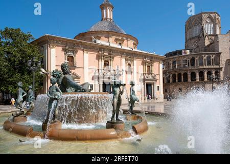 Spanien, Valencia, Altstadt, Plaza de la Virgen mit Turia-Brunnen, der Kathedrale St. Maria von Valencia und der Real Basilica De Nuestra Senora De Los Desamparados Stockfoto