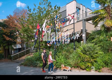 Schweiz, Kanton Vaud, Montreux, die Kais am Ufer des Genfer Sees, Logo des Montreux Jazz Festivals Stockfoto
