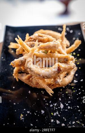 Spanien, Valencia, Colmado LaLola Restaurant, gebratener kleiner Strandfisch Stockfoto