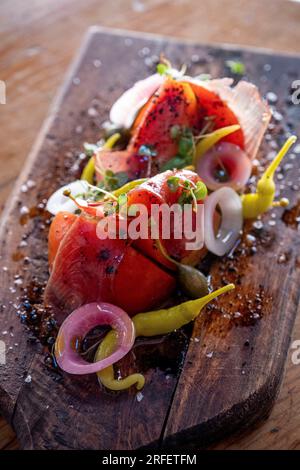 Spanien, Valencia, Colmado LaLola Restaurant, Valencianische Tomaten mit Thunfisch und grünem Paprika Stockfoto