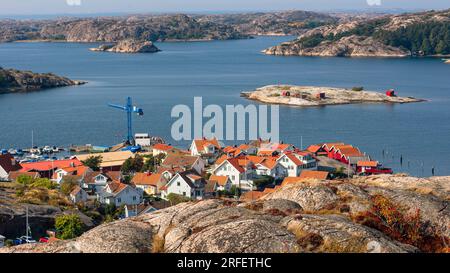 Schweden, Bohuslan, Fjallbacka, erhöhter Blick auf die Stadt von der Vetteberget Klippe. Blick auf die Stadt aus der Vogelperspektive Stockfoto