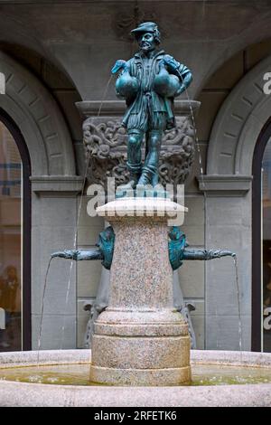 /Schweiz, Kanton Luzern, Luzern (Luzern), Brunnen der kleinen Gans am Hirschenplatz Stockfoto