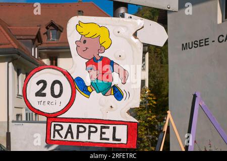 Schweiz, Kanton Freiburg, Freiburg, Straßenschild: Vorsicht vor Kindern, Geschwindigkeitsbegrenzung 20 km/h. Stockfoto