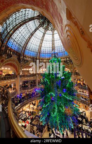 Frankreich, Paris, das Kaufhaus der Galerien Lafayette zu Weihnachten, der Weihnachtsbaum unter der Kuppel Stockfoto