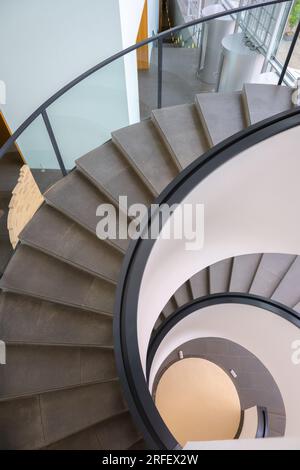 Nürnberg, Deutschland - 19. Juli 2023: Wunderschöne Wendeltreppe für moderne Kunst im Neuen Museum von Nürnberg, Franken, Bayern Stockfoto