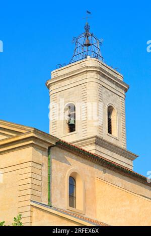 Frankreich, Herault, Marseillan, Kirche Saint Jean Baptiste aus dem 17. Jahrhundert, Glockenturm mit schmiedeeisernem campanile Stockfoto