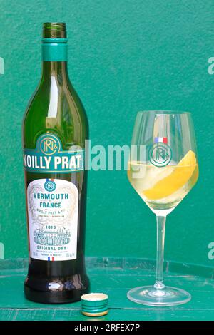 Frankreich, Herault, Marseillan, Noilly Prat (französischer Wermut aus Weißwein mit Kräutern und Gewürzen seit 1813), Noilly Prat Original Dry als Aperitif Stockfoto