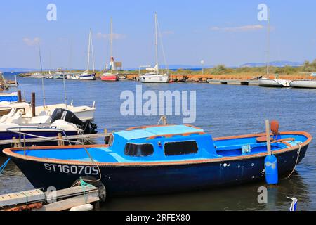 Frankreich, Herault, Marseillan, Pointe des Onlous und sein Leuchtturm, Naturschutzgebiet, das als Natura 2000 eingestuft und von der UNESCO zum Weltkulturerbe erklärt wurde, Pointe des Onlous ist das östliche Ende des Canal du Midi (der Ort, an dem der Canal du Midi in den Etang de Thau fließt) Stockfoto