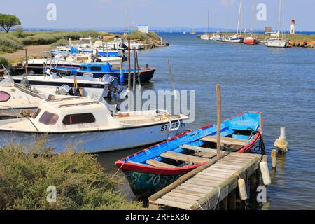 Frankreich, Herault, Marseillan, Pointe des Onlous und sein Leuchtturm, Naturschutzgebiet, das als Natura 2000 eingestuft und von der UNESCO zum Weltkulturerbe erklärt wurde, Pointe des Onlous ist das östliche Ende des Canal du Midi (der Ort, an dem der Canal du Midi in den Etang de Thau fließt) Stockfoto