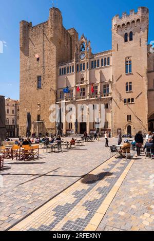 Frankreich, Aude, Narbonne, der Palast des Erzbischofs, der das Kunst- und Geschichtsmuseum und das archäologische Museum, die gotische Fassade des Palais Neuf beherbergt Stockfoto