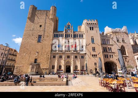 Frankreich, Aude, Narbonne, der Palast des Erzbischofs, der das Kunst- und Geschichtsmuseum und das archäologische Museum, die gotische Fassade des Palais Neuf beherbergt Stockfoto