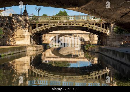Frankreich, Aude, Narbonne, Brücken über den Canal de la Robine, die zum UNESCO-Weltkulturerbe gehören Stockfoto