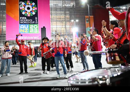 Brisbane, Australien. 03. Aug. 2023. Fußball, Frauen: Weltmeisterschaft, Südkorea - Deutschland, Vorrunde, Gruppe H, Spieltag 3 im lang Park, südkoreanische Fans feiern außerhalb des Stadions. Kredit: Sebastian Christoph Gollnow/dpa/Alamy Live News Stockfoto