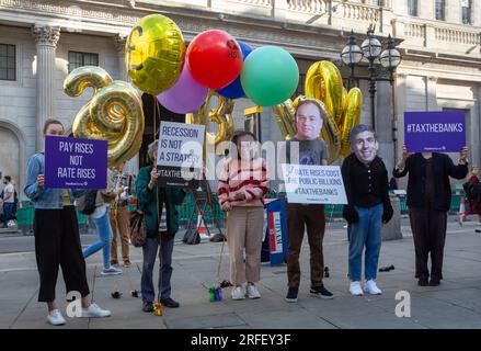 London, Vereinigtes Königreich. August 03 2023. Positive Geldaktivisten veranstalten außerhalb der Bank of England einen Protest gegen Zinserhöhungen. Die Bank of England wird die Zinsen voraussichtlich 14. Mal in Folge erhöhen. Aktivisten behaupten, dass vier große Banken in Großbritannien in der ersten Jahreshälfte 2023 dank der Zinserhöhungen einen Gewinn vor Steuern von über 28 Milliarden Pfund erzielt haben. Kredit: Tayfun Salci / Alamy Live News Stockfoto