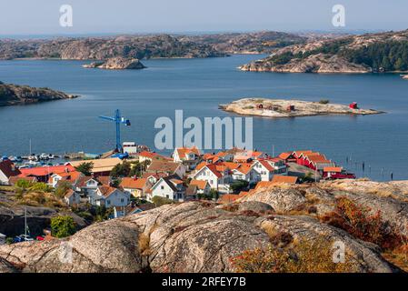 Schweden, Bohuslan, Fjallbacka, erhöhter Blick auf die Stadt von der Vetteberget Klippe. Blick auf die Stadt aus der Vogelperspektive Stockfoto
