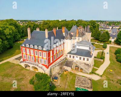 Frankreich, Loiret, Loire-Tal, UNESCO-Weltkulturerbe, Meung sur Loire, das Schloss, das als historisches Denkmal gilt (aus der Vogelperspektive) Stockfoto