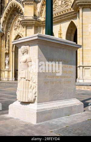 Frankreich, Loiret, Loire-Tal, UNESCO-Weltkulturerbe, Orleans, historisches Fußgängerzentrum, Statue der Johanna d'Arc vor der Kathedrale Stockfoto