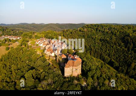 Frankreich, Bas Rhin, Parc regional des Vosges du nord (Regionaler Naturpark der nördlichen Vogesen), La Petite Pierre, Schloss Lutzelstein an der Spitze des alten Dorfes, Parkhaus, Sitz des Regionalen Naturparks der nördlichen Vogesen (Luftaufnahme) Stockfoto