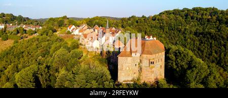 Frankreich, Bas Rhin, Parc regional des Vosges du nord (Regionaler Naturpark der nördlichen Vogesen), La Petite Pierre, Schloss Lutzelstein an der Spitze des alten Dorfes, Parkhaus, Sitz des Regionalen Naturparks der nördlichen Vogesen (Luftaufnahme) Stockfoto