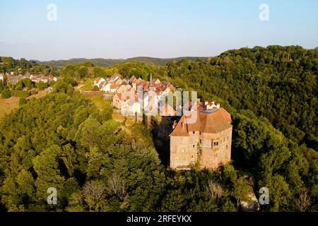 Frankreich, Bas Rhin, Parc regional des Vosges du nord (Regionaler Naturpark der nördlichen Vogesen), La Petite Pierre, Schloss Lutzelstein an der Spitze des alten Dorfes, Parkhaus, Sitz des Regionalen Naturparks der nördlichen Vogesen (Luftaufnahme) Stockfoto