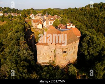Frankreich, Bas Rhin, Parc regional des Vosges du nord (Regionaler Naturpark der nördlichen Vogesen), La Petite Pierre, Schloss Lutzelstein an der Spitze des alten Dorfes, Parkhaus, Sitz des Regionalen Naturparks der nördlichen Vogesen (Luftaufnahme) Stockfoto