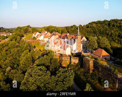 Frankreich, Bas Rhin, Parc regional des Vosges du nord (Regionaler Naturpark der nördlichen Vogesen), La Petite Pierre, Schloss Lutzelstein an der Spitze des alten Dorfes, Parkhaus, Sitz des Regionalen Naturparks der nördlichen Vogesen (Luftaufnahme) Stockfoto