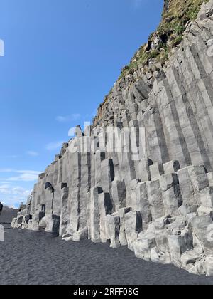 Basaltsäulen in Reynisfjara, dem berühmten schwarzen Strand Islands in der Nähe von Vík í Mýrdal, bilden ein perfektes geometrisches Hintergrundmuster Stockfoto