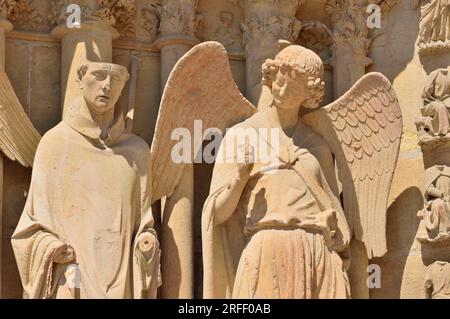Frankreich, Marne, Reims, die Kathedrale Notre Dame, die von der UNESCO zum Weltkulturerbe erklärt wurde, das Engel Smile, das zwischen 1236 und 1245 geschnitzt wurde, befindet sich am nördlichen linken Eingang Stockfoto
