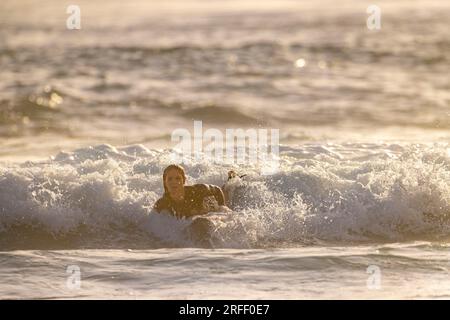 Frankreich, Reunion Island, Surfen am Strand von Saint Leu Stockfoto