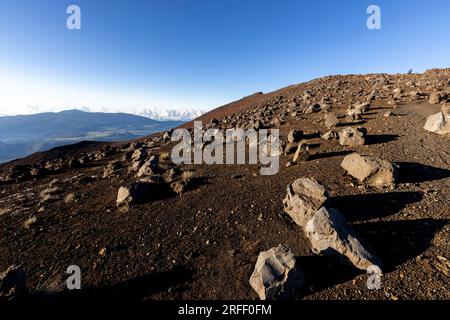 Frankreich, Insel Réunion, Nationalpark Réunion von der UNESCO zum Weltkulturerbe erklärt, Gipfel des Piton des Neiges (3070m), gesehen auf Piton de la Fournaise (2632 m) Stockfoto