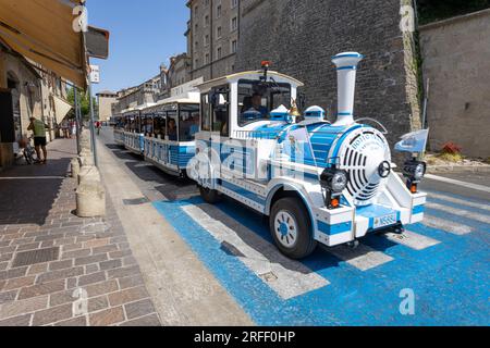 SAN MARINO, 5. JULI 2022 - Touristenzug durch die Straßen von San Marino, Europa Stockfoto