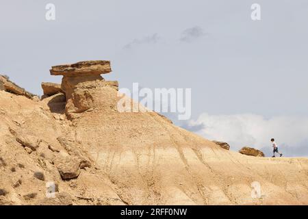 Spanien, Navarra, Arguedas, das Bardenas reales Biosphärenreservat und der Naturpark, der von der UNESCO zum Weltkulturerbe erklärt wurde, Bardena Blanca, Wohnmobil Stockfoto