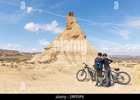 Spanien, Navarra, Arguedas, das Bardenas reales Biosphärenreservat und der Naturpark, der von der UNESCO zum Weltkulturerbe erklärt wurde, Bardena Blanca, die vor dem El Cabezo de Castildetierra mit Fahrrädern fahren Stockfoto