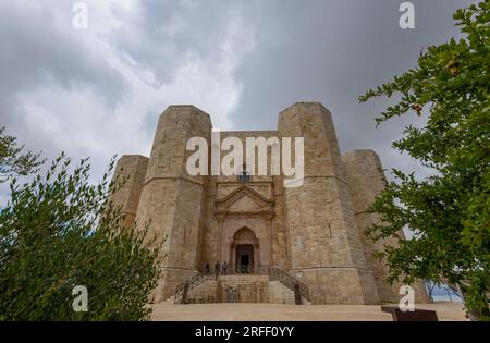 ANDRIA, ITALIEN, 8. JULI 2022 - Blick auf Castel del Monte, erbaut in achteckiger Form von Frederick II. Im 13. Jahrhundert in Apulien, Provinz Andria, AP Stockfoto